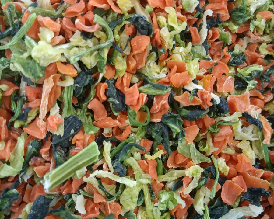 Dehydrated vegetable flakes
